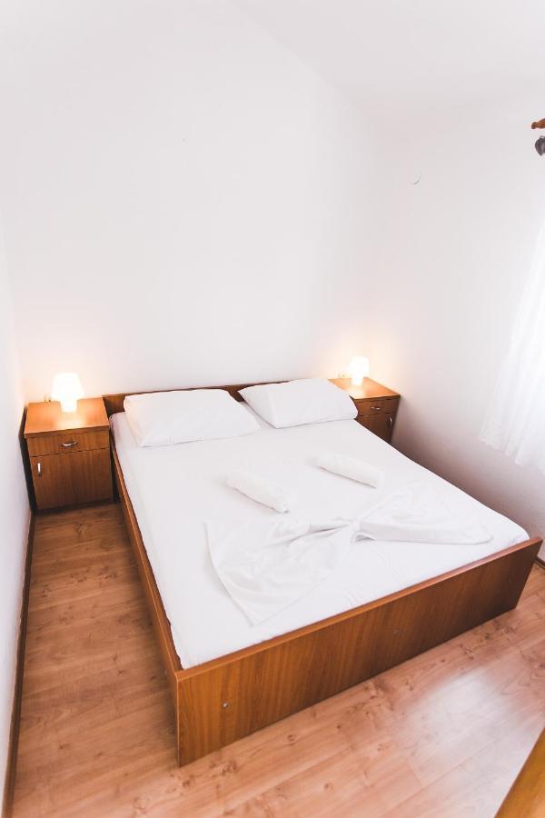 Apartmani Males Rogoznica  Esterno foto